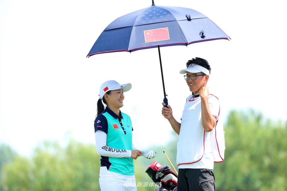 黄昏时分球员凝视远方球道,霞光中的背影透着对未来的无限憧憬