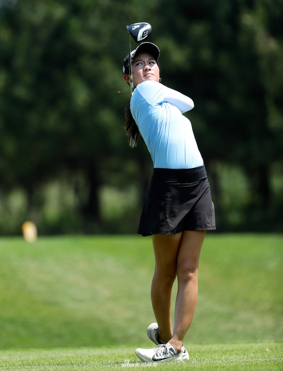 球员优雅挥杆瞬间,运动服装随风微扬,力量与美感的完美结合