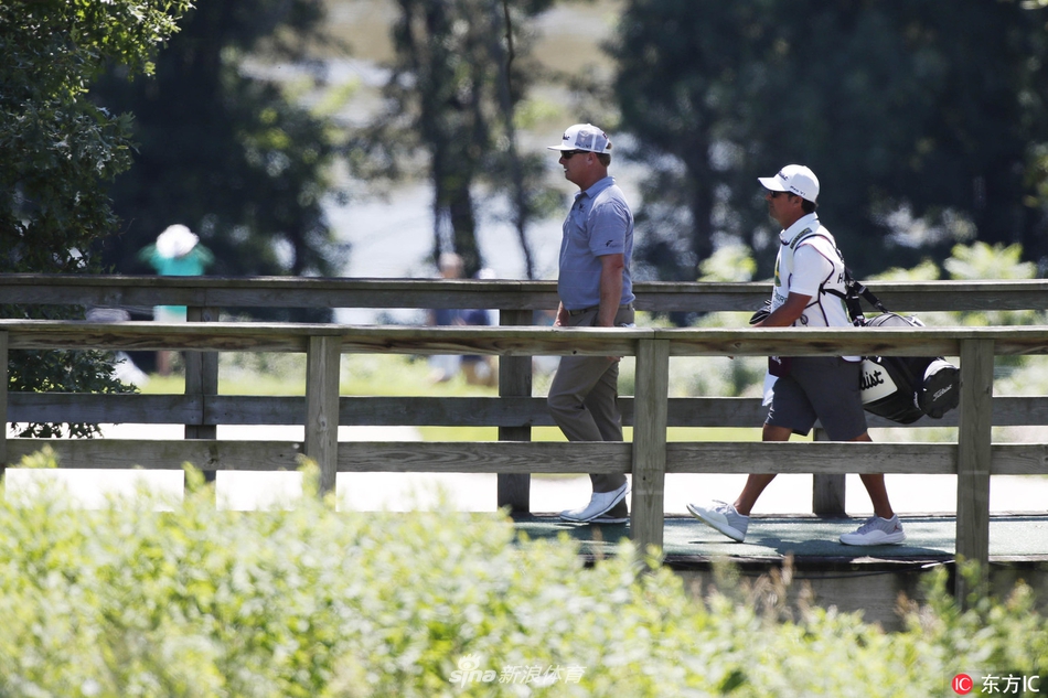 丹尼尔-伯格尔在第三轮比赛中推入关键小鸟推后握拳庆祝，展现出强烈的求胜欲望与激情。