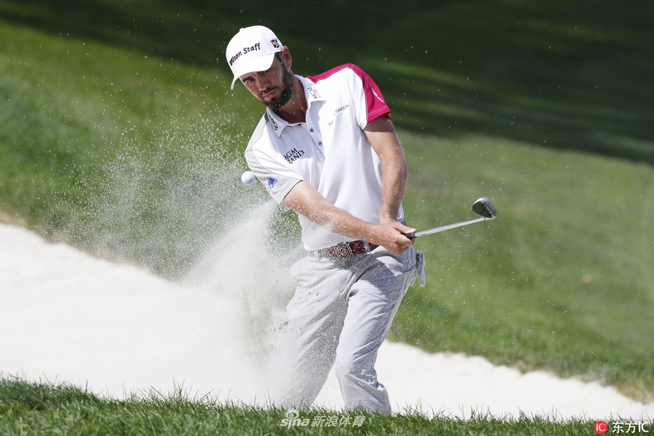 丹尼尔-伯格尔在球道上充满自信地挥杆，阳光勾勒出他流畅的挥杆动作，显示出极佳的竞技状态。