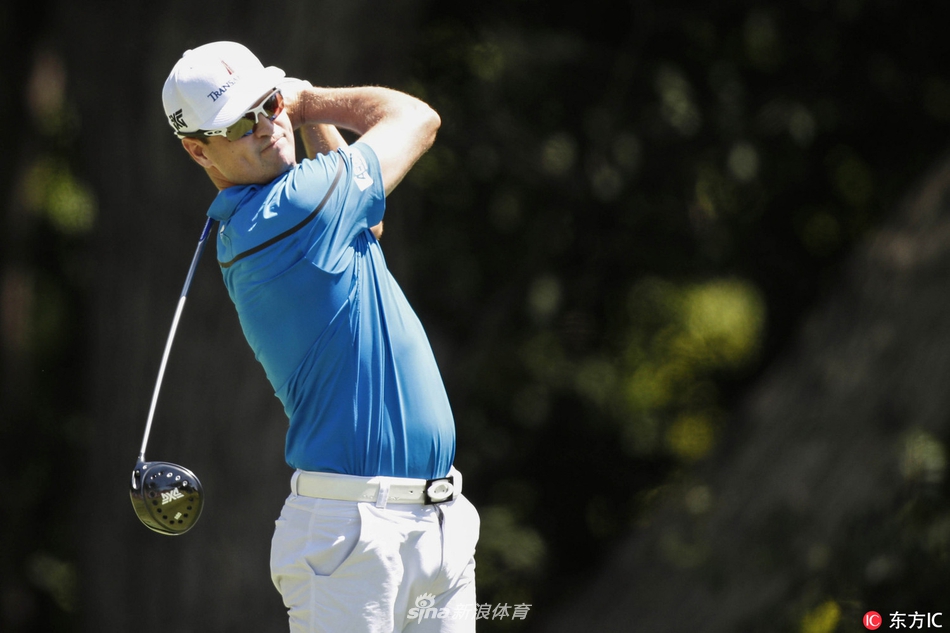 帕特里克-罗杰斯与同组球员扎克在完成比赛后友好握手致意，体现了竞技体育中尊重与风度并存的传统。