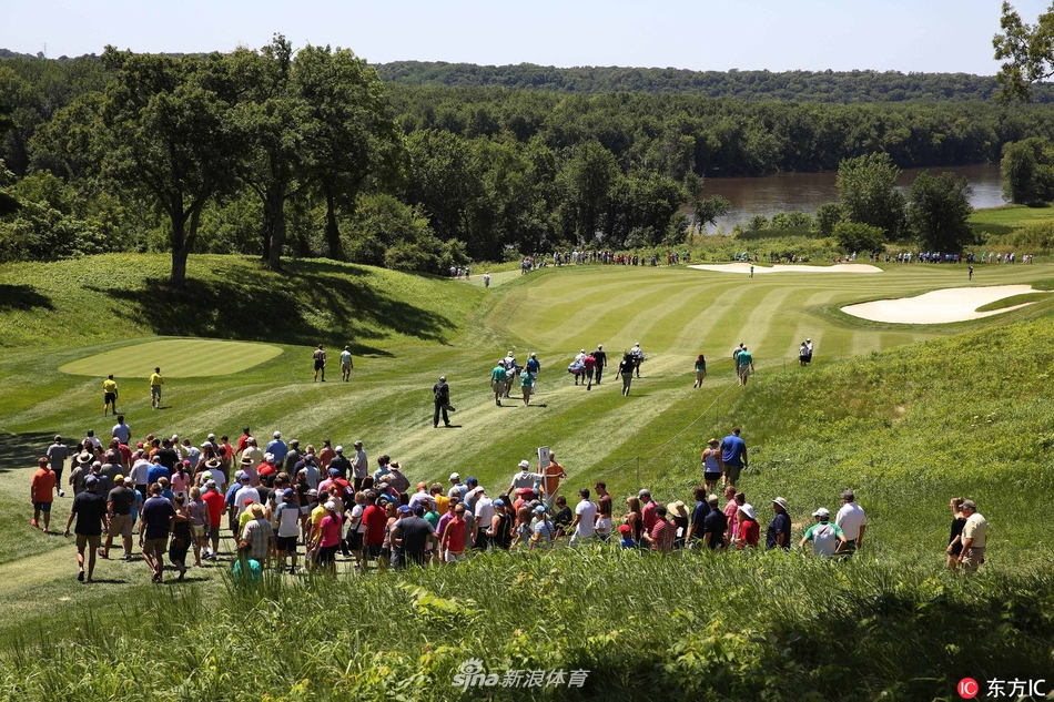 大批球迷聚集在果岭周围的山坡上观战，形成一幅壮观的景象，展现了这项运动深厚的群众基础与独特魅力。
