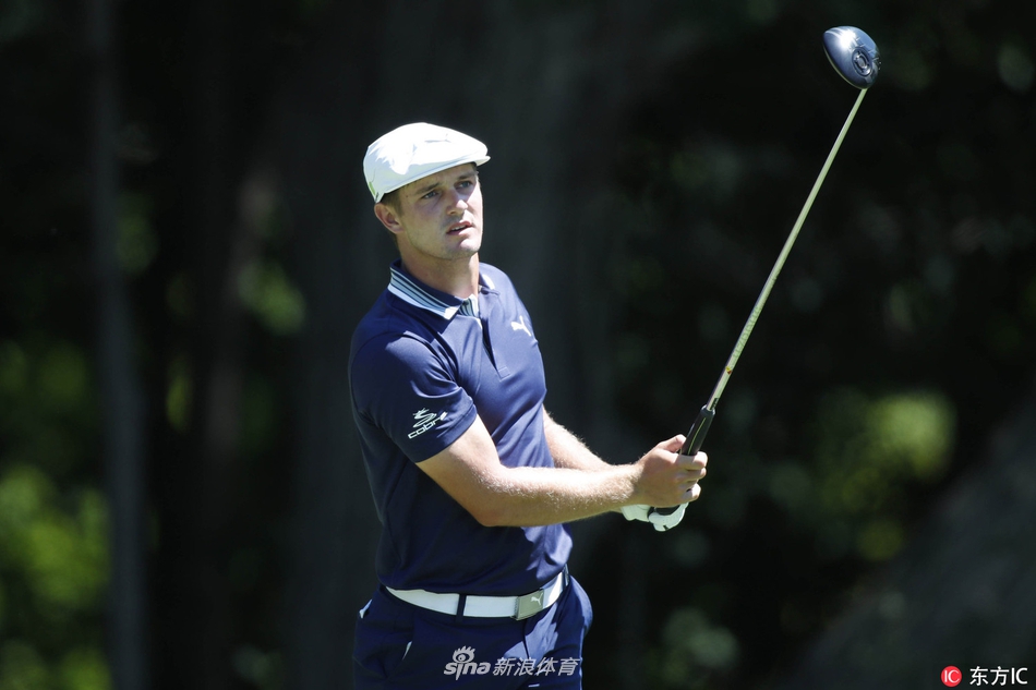 扎克-约翰逊在沙坑中处理棘手的救球，他眉头微蹙全神贯注，沙坑边缘可见他2012年在此夺冠的辉煌过往。