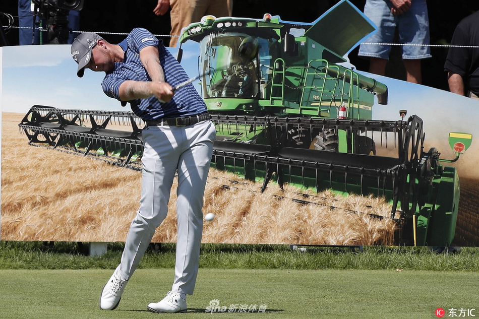 特洛伊-梅瑞特在果岭边的沙坑中上演精彩救球，沙粒飞扬的瞬间捕捉了高尔夫运动力量与精准结合的完美一刻。