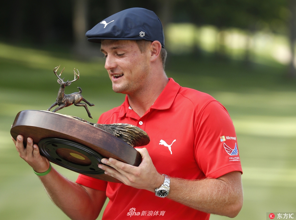 德尚博凝视着手中的冠军奖杯，眼神中充满了难以置信的喜悦与如释重负的感慨。