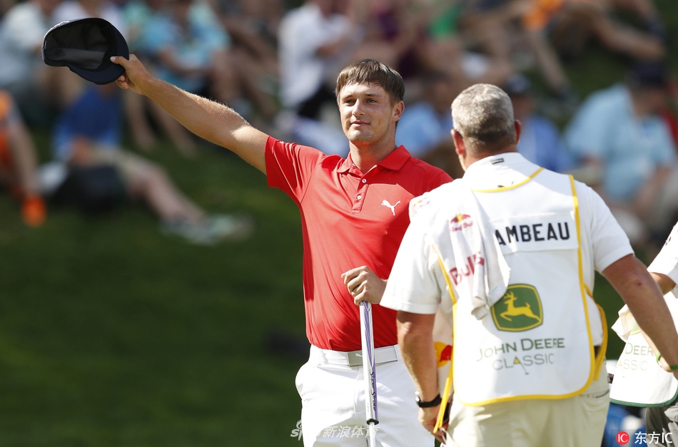 德尚博俯身与金光闪闪的强鹿精英赛冠军奖杯深情对视，仿佛在确认梦想已成真。