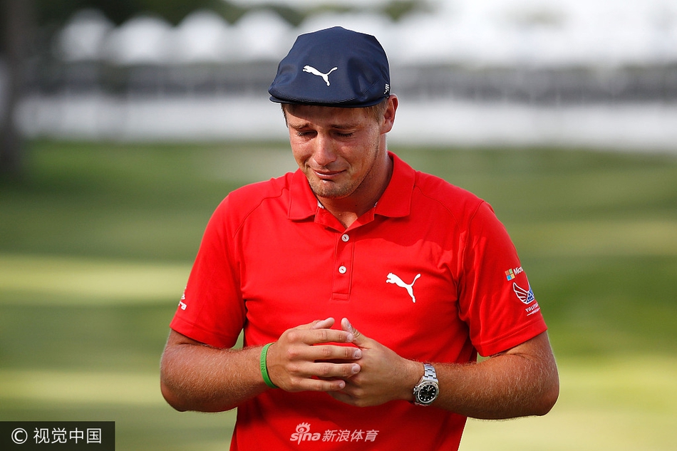 德尚博振臂高呼，与球童激情相拥，庆祝锁定冠军的制胜一推。