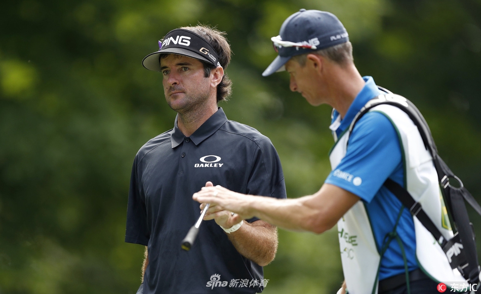 德尚博在果岭上尽情释放激情，紧握双拳仰天长啸，庆祝又一个关键的小鸟进球。