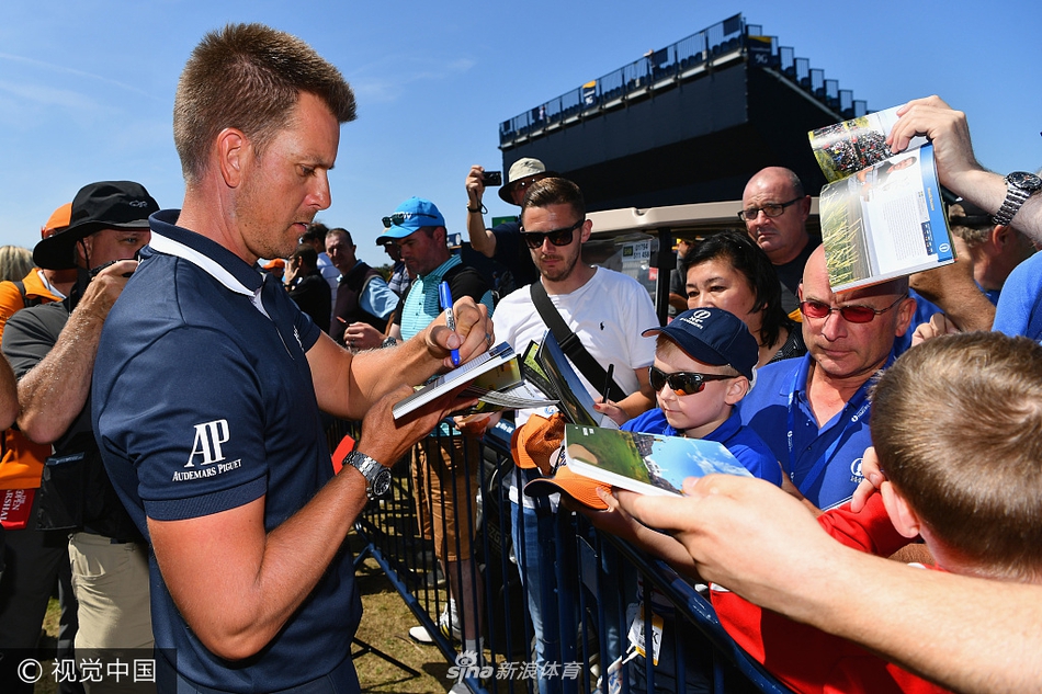 阳光洒在皇家伯克戴尔球场,赛事旗帜飘扬,工作人员为即将开始的大赛做最后准备