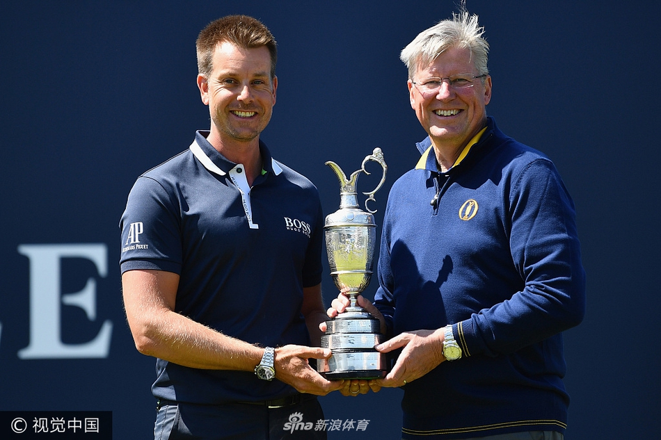 卫冕冠军斯滕森面带微笑,手捧闪亮的葡萄酒壶奖杯,准备履行归还奖杯的传统仪式