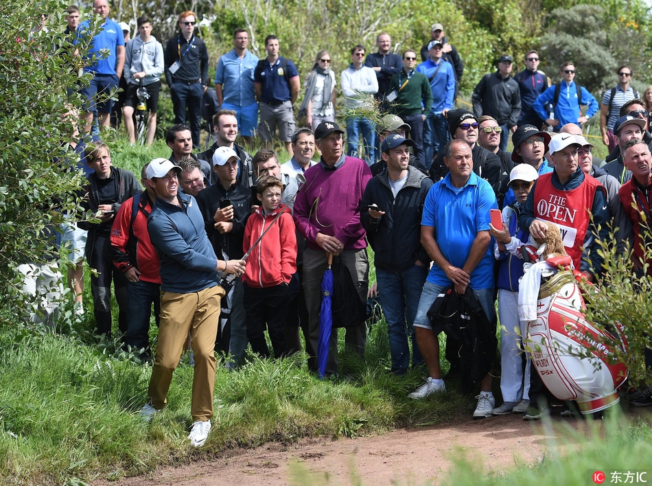 西班牙名将加西亚在沙坑中救球，沙砾飞扬，他的表情专注而坚定，即便表现平平也未曾放弃。