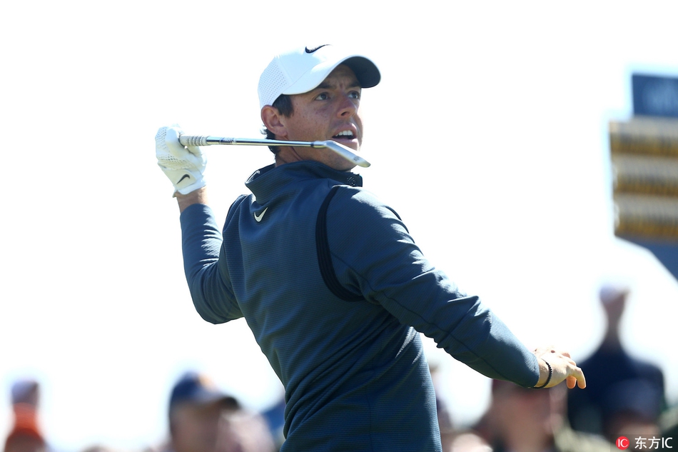 麦克罗伊在皇家伯克戴尔的开球瞬间，他凝神望向远方的球道，海风吹动了他的衣角，仿佛预示着首轮不平静的开始。