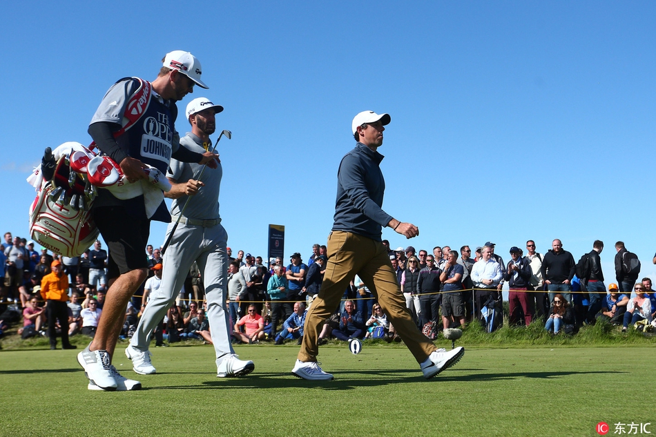 麦克罗伊在练习场专注练球，夕阳为他的身影镀上金边，首轮后的加练体现了他对胜利不变的渴望。