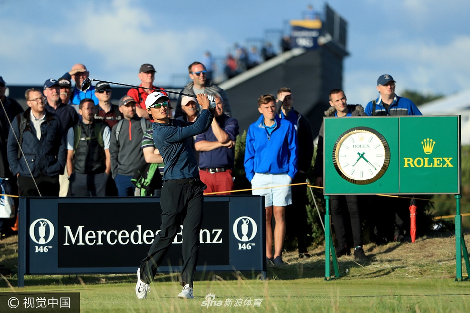 李昊桐在果岭边屈膝仔细观察推杆线路，表情专注而认真