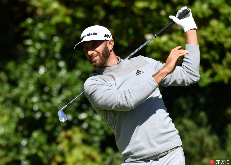 达斯汀·约翰逊在长草中艰难救球，他眉头紧锁，身体重心压低，全力以赴应对皇家伯克戴尔带来的严峻考验。