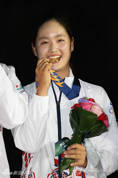 朴洁与友人轻松交谈，笑容灿烂，展现出她阳光活泼、富有感染力的另一面。