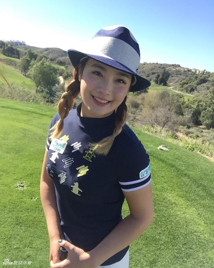 朴洁在练习果岭上认真推杆，微风拂过她的发梢，画面充满动感与专注。