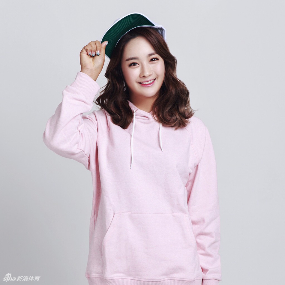 绿茵场上，朴洁身着简约白色运动装，眼神专注地凝视远方，尽显职业球员的沉着与坚毅。