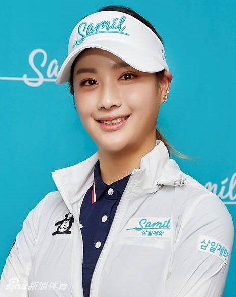 领奖台上，朴洁手捧鲜花奖杯，向观众致意，冠军的荣耀与喜悦溢于言表。