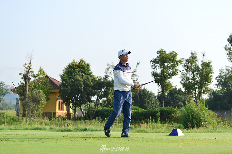 比赛开始前，球员在发球台进行最后的策略沟通与准备