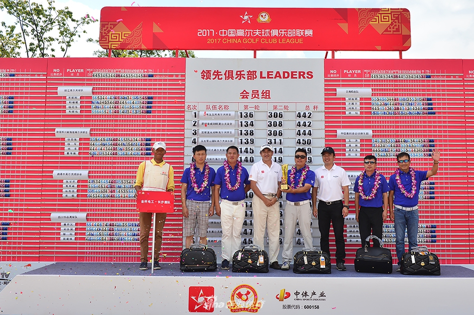 绿草如茵的果岭上，球员正沉稳推杆，决胜时刻全场屏息凝视