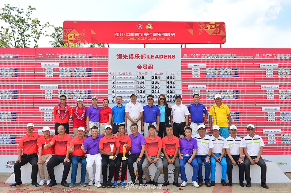 激烈的沙坑救球瞬间，沙砾飞扬展现球员精湛的短杆技巧