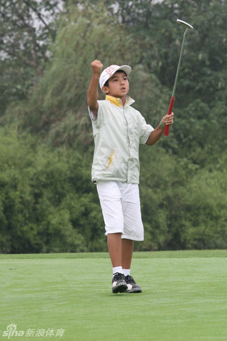 天一赛场开球瞬间，身姿挺拔动作流畅，白色小球划破长空飞向果岭