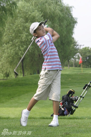 少年与好友赵翰文在球场边并肩而行，交流切磋，洋溢着青春与活力