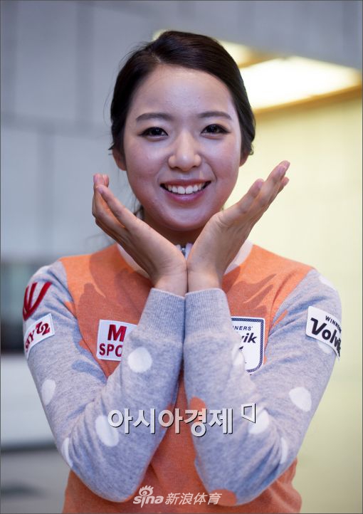 李美香苏格兰逆风绽放甜美笑容捧起冠军奖杯