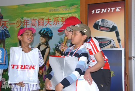 结束训练后独自漫步球场，夕阳下拉出长长身影，思考着未来的征途