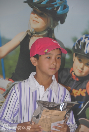 天一杯三冠王荣耀时刻，少年被鲜花与掌声包围，眼神充满坚定与自信