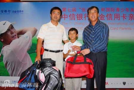 中信训练营中认真聆听教练指导，专注神情透露出对提升球技的渴望