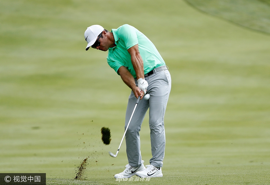 保罗·卡西大力开球，身体扭转充满张力，小白球在空中划出优美有力的弹道。