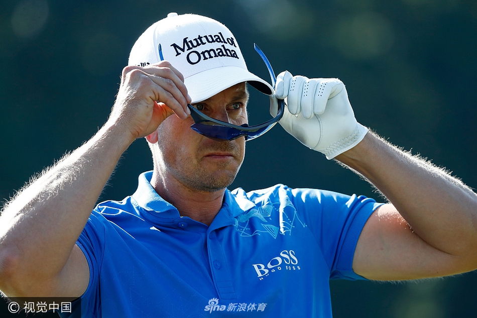 亨里克·斯滕森佩戴墨镜若有所思，展现出冰人般的冷静与赛场上的锋利目光。