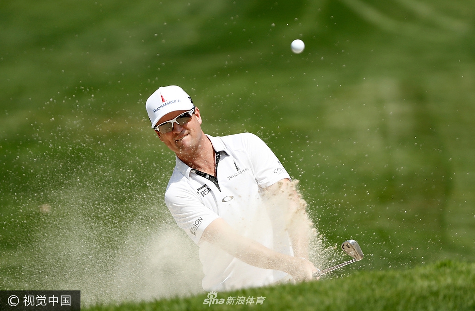 扎克·约翰逊完成一次干净利落的击球，动作简洁高效，充满冠军风范。