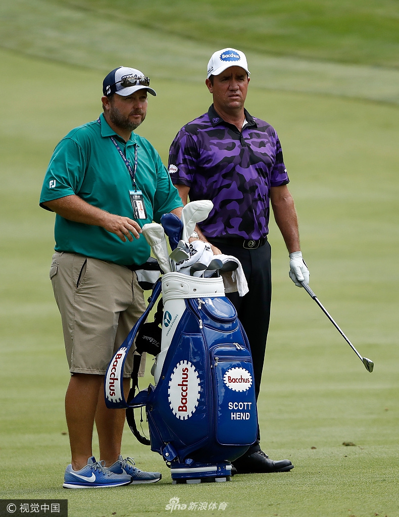 澳洲老将斯科特·亨德展示精湛的挖起杆技巧，小球高高抛起精准落向旗杆。