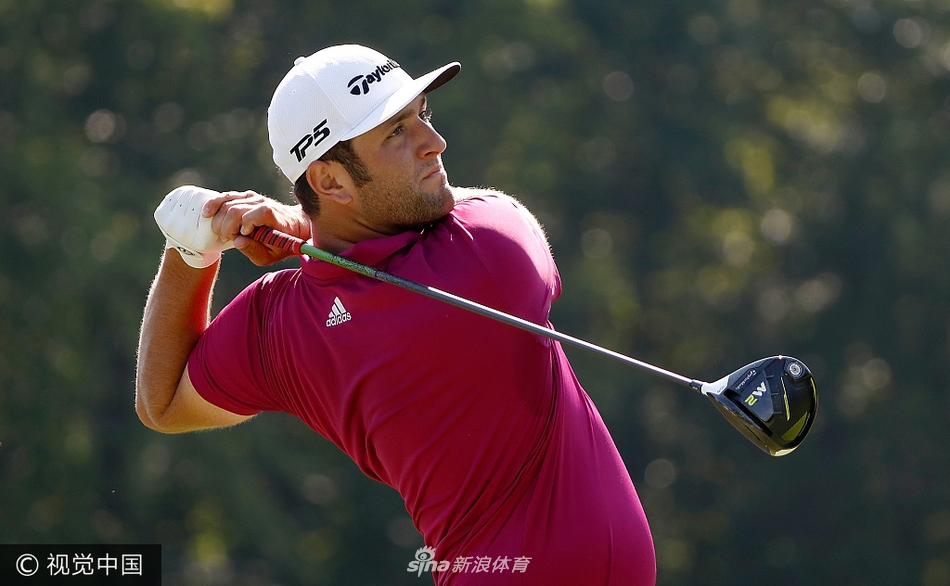 琼·拉姆全力挥动一号木，身体力量完美爆发，小白球如炮弹般直冲远方。