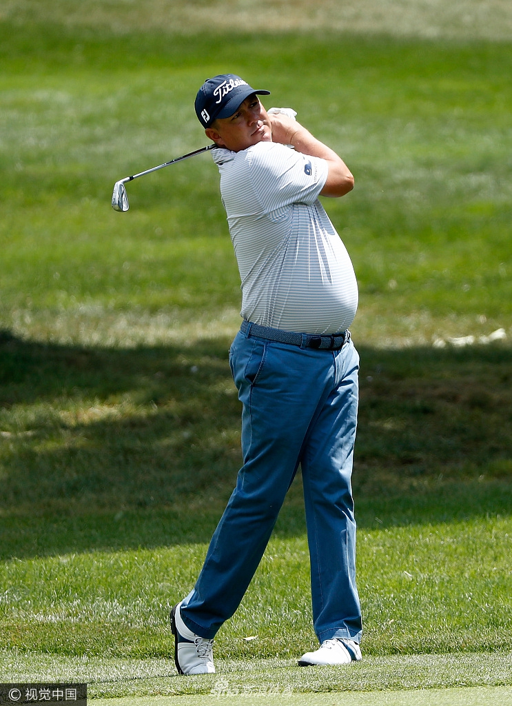简森·杜夫纳以独特的慵懒风格预备推杆，招牌式的淡定神情下是冷静的计算。