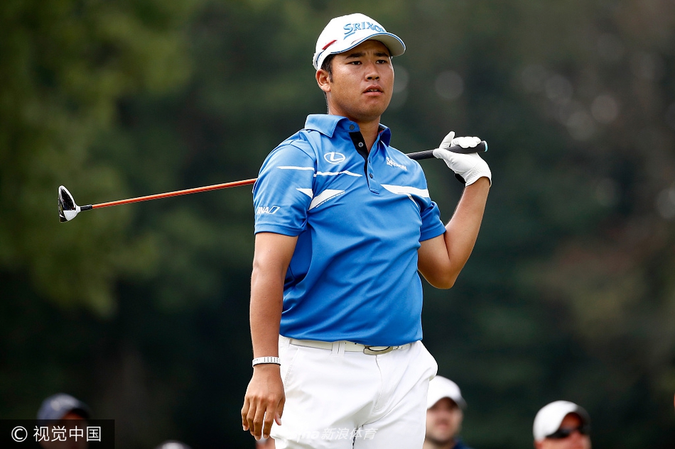 塞尔吉奥·加西亚在婚后首次挥杆世锦赛赛场,他深情凝视飞向远空的小球,脸上洋溢着新婚的幸福与对胜利的期许。