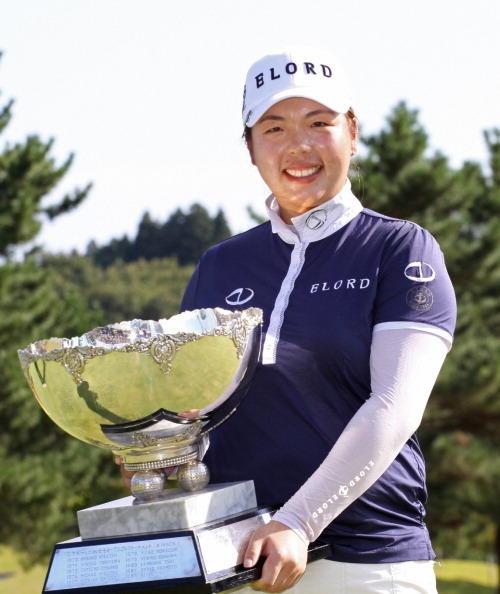 冯珊珊挥杆瞬间，身体充分扭转，杆头精准击打小白球，动作流畅充满力量