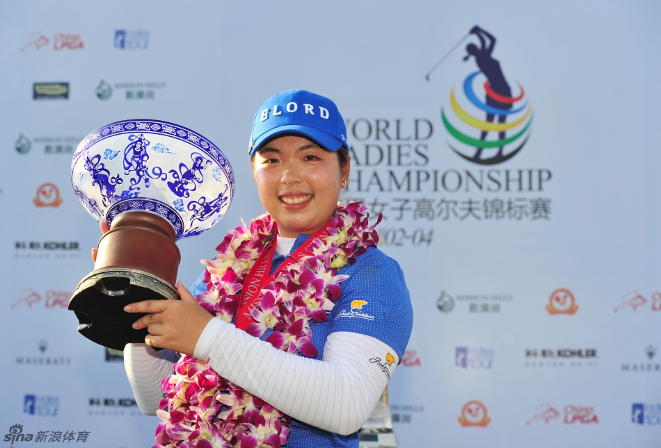 冯珊珊在尤尼克斯赛中优雅推杆，背景是宁静的乡村俱乐部球场，氛围专注