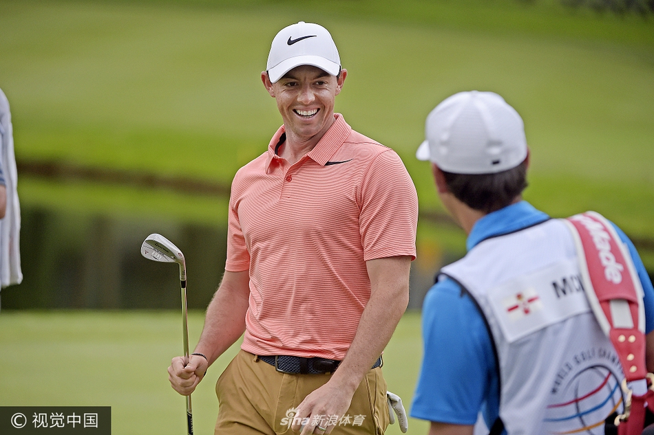 吉米·沃克尔在果岭边凝神观察推杆线路,眼神锐利如鹰,坚定的姿态预示着他向冠军发起最后冲击的决心。