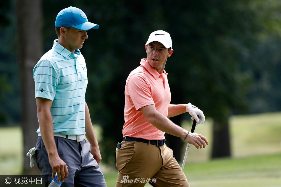 夕阳下的火石球场全景,蜿蜒的球道与金色的阳光交织,宛如一幅油画,静候着最终决战日的到来,庄严而美丽。