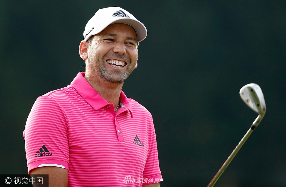 巴巴·沃森在沙坑中奋力一击,白沙如浪花般飞溅,小球应声冲出困境,直奔旗杆而去,尽显大师风范。