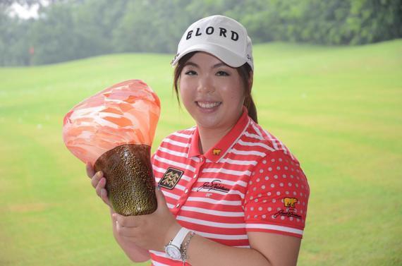 冯珊珊与球童在赛场认真讨论战略，体现团队协作与专业精神