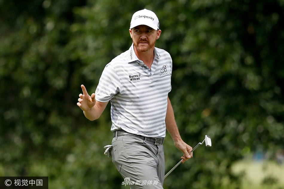 乔丹·斯皮思在发球台旁俏皮地旋转着他的挖起杆,球杆在他指尖仿佛有了生命,划出灵动的圆弧,展现出他赛场下的轻松一面。