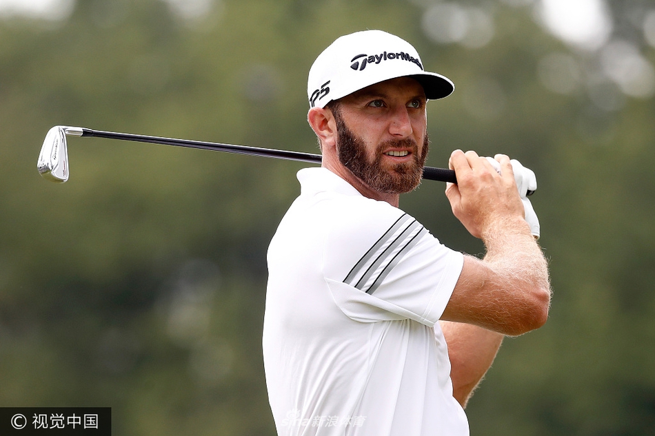 简森·戴伊漫步在火石球场的绿荫球道上,尽管面临挑战,他依然绽放出阳光般灿烂的笑容,感染力十足。