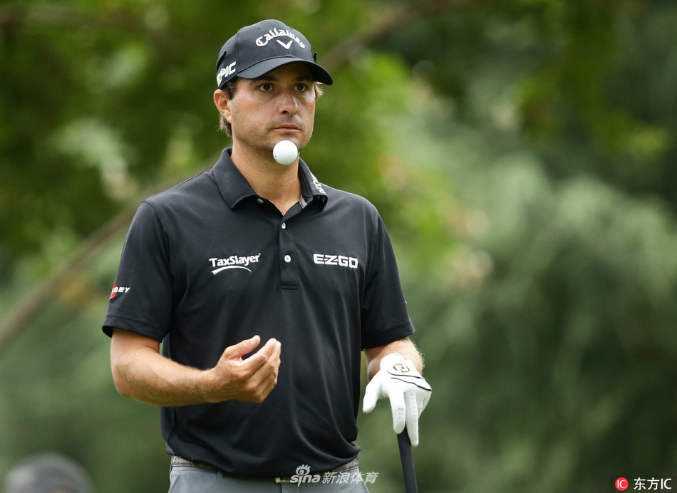 赛事赞助商TaxSlayer的标志醒目地立在赛场旁，成为顶级高尔夫选手激烈角逐的华丽背景板