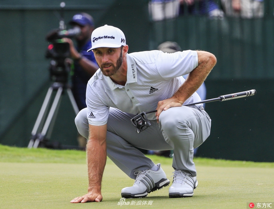 泰勒梅和NetJets的品牌标志在赛场边清晰可见，见证着高尔夫商业帝国与纯粹运动精神的交融时刻