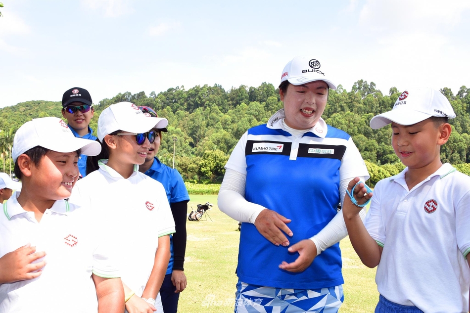 冯珊珊与两位青少年学员在练习场上并肩而立，进行深入的技巧交流，神情认真而投入。